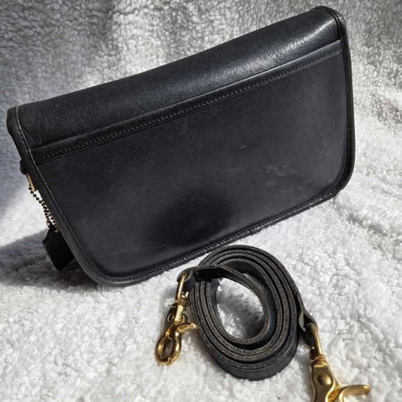 1990 Coach Dark Navy Crossbody Bag 
 stamp error “beanbag” 
Costa Rica made! - Picture 5 of 10